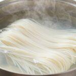jak ugotować makaron ryżowy żeby się nie sklejał - gotujący się makaron w garnku