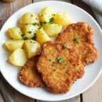 sznycle z łopatki wieprzowej przepis na talerzu z ziemniakami