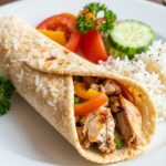 kurczak gyros z ryżem na talerzu z warzywami