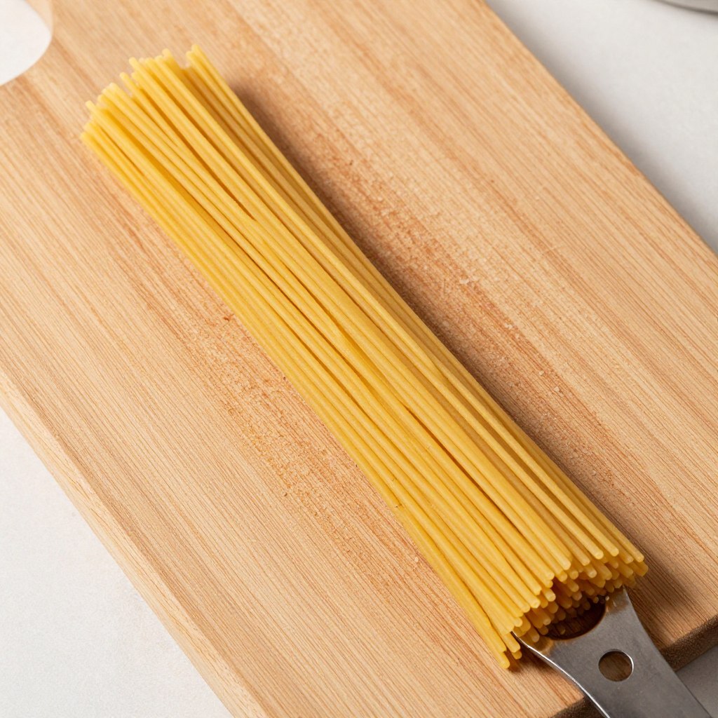 odmierzanie spaghetti przez otwór w łyżce kuchennej